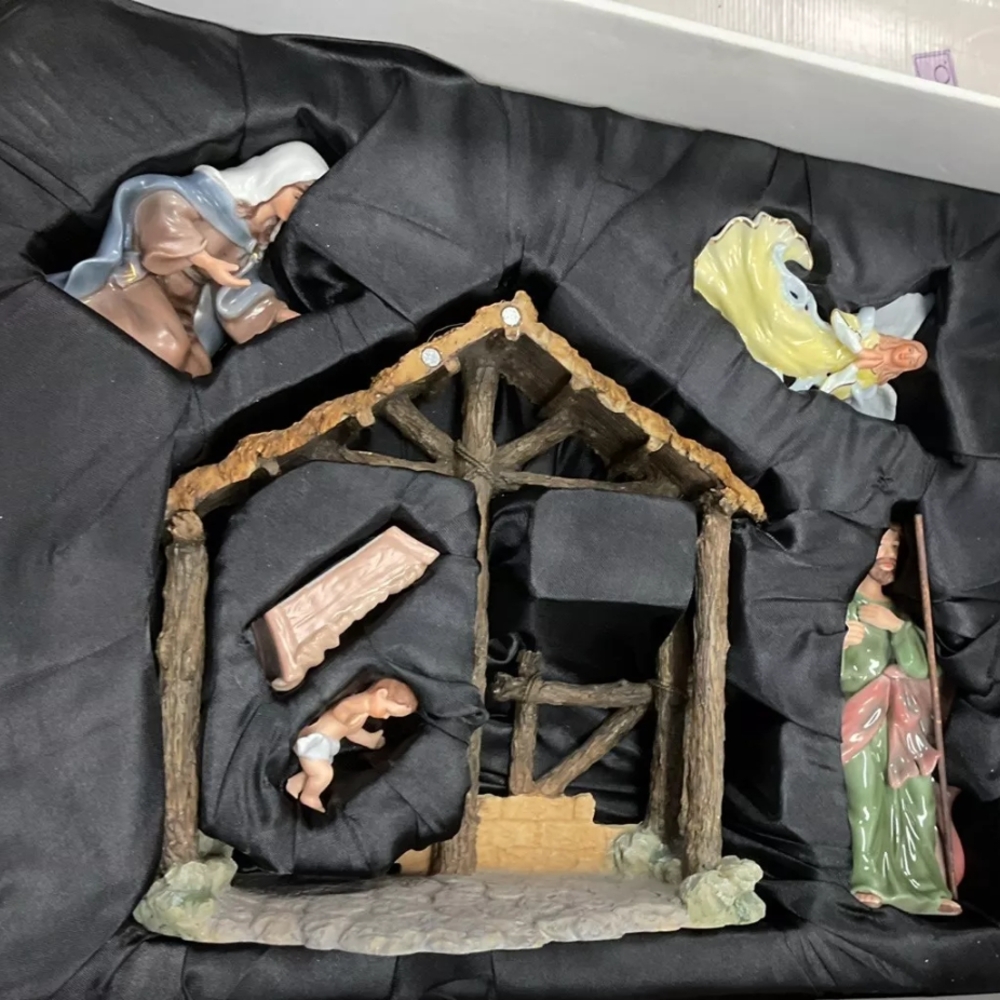 Rare Royal Doulton 6 Piece Nativity Set. Gorgeous Figur. Mint Condi Gold Accent